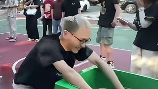 德華神雞山莊傳水運(yùn)動(dòng)，德華被暗害全員免費(fèi)洗澡