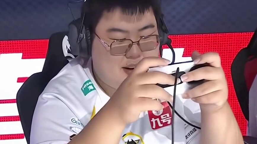 吕德华爆料内部消息：狼队小胖嫌队友菜而发飙