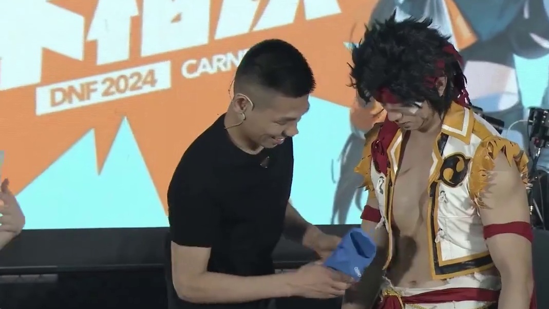 嘉年华上美女主持怀疑药水哥肌肉真假