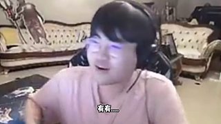 姿態(tài)開開心心上飛機(jī)被彈幕搞到破防下播