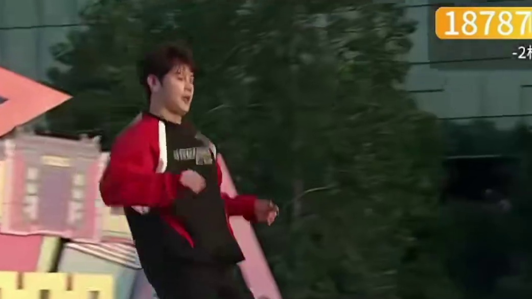 童锦程参加主播向前冲，冲关姿势很帅但结局很意外