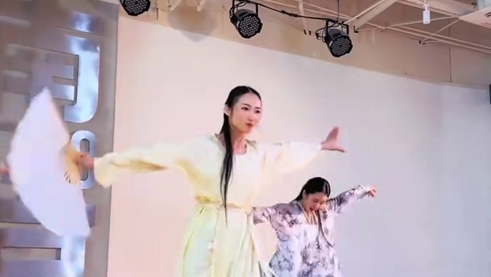 如封面【乘风来】 #古风 #国风 #戴萍编舞 #中式美学#舞蹈
音乐：小久-乘风来