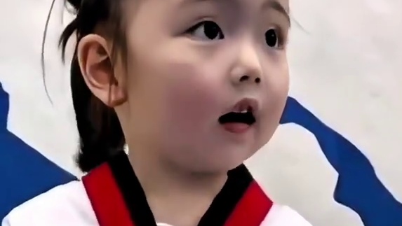 小萌娃练跆拳道，奶声奶气却超萌，教练喊话：更凶些！