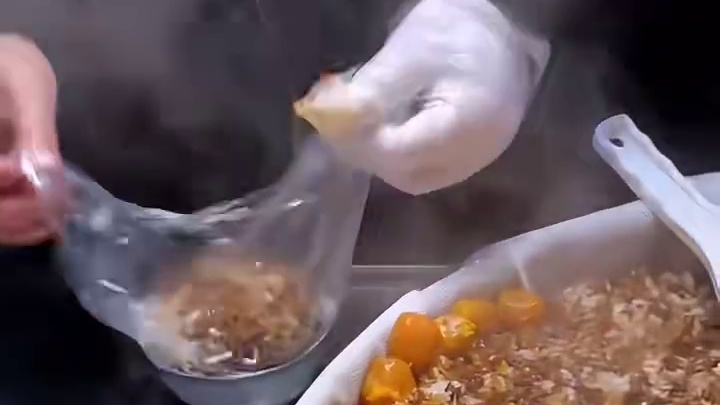 贵州八块一份的糯米饭，小料加了蛮多的，吃起来很香！