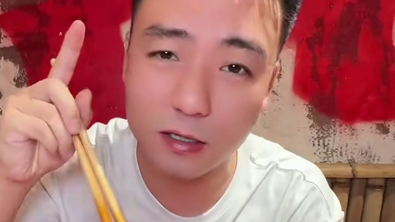 还得是社区火锅店的味道巴适啊，98就有包锅底和油碟的14道菜品，性价比也是没话说#美食 #火锅 #火