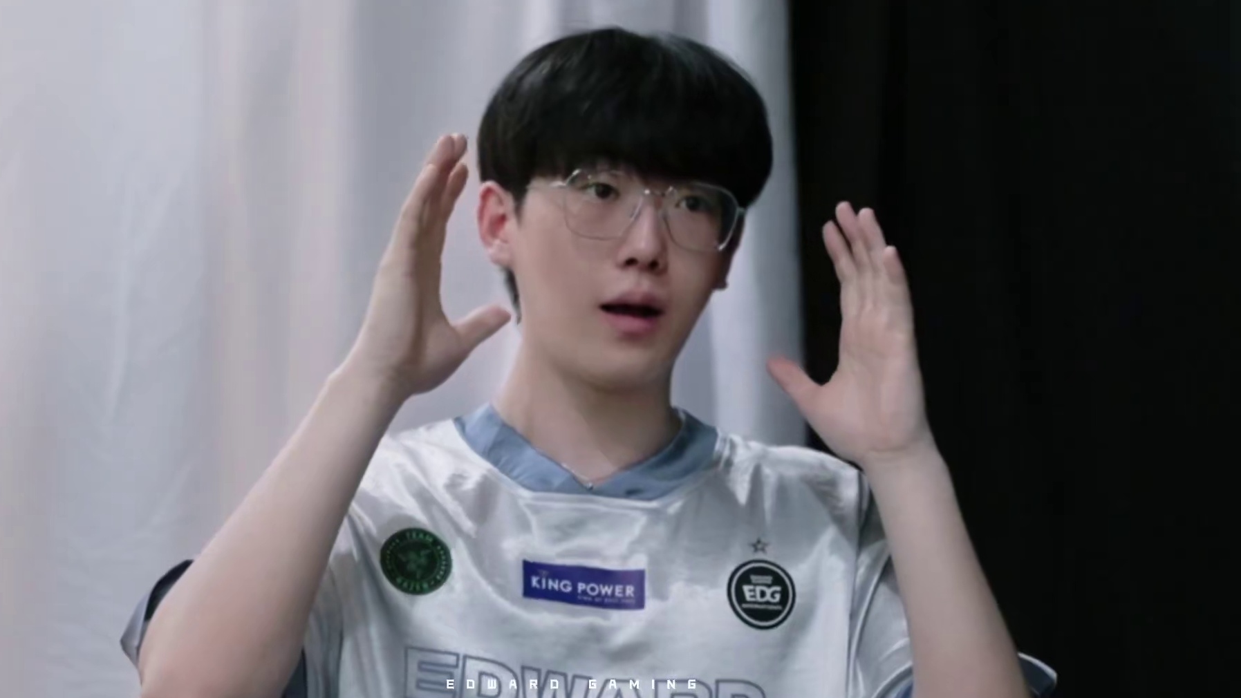 无畏契约丨2025无畏契约巴黎全球冠军赛出征片 
心怀炽火，砺剑前行。
骑士无畏，蓄势待发。
目标坚