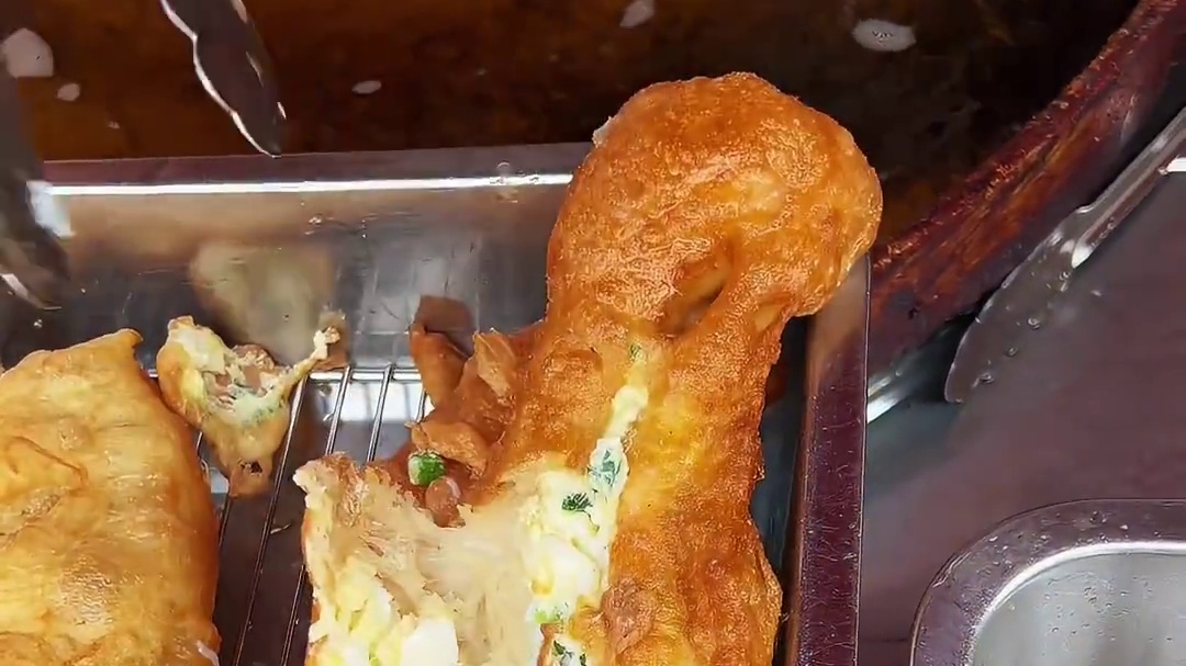 三块钱一个的杠子油条灌鸡蛋，你们吃过这样的油条嘛