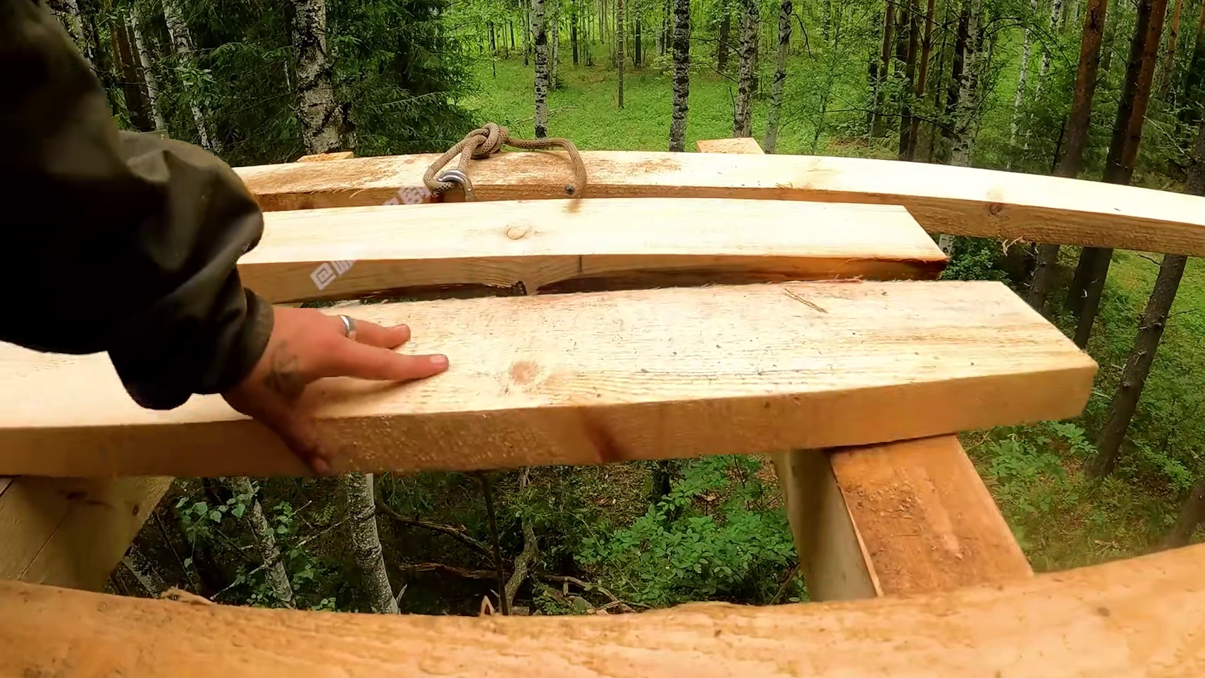 男人在十米高大树上建造豪华庇护所，不但温暖还能轻松抵御野兽袭击#荒野建造 #野外生存 #木屋建造 #