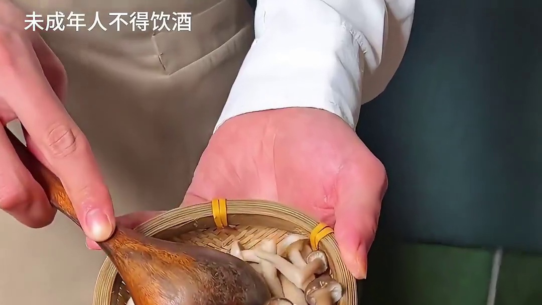 一口热辣贵州菜，一杯仙气特调，在这家“去班味”餐厅瞬间回血！ #贵州菜 #创意菜 #刺梨 #上海探店