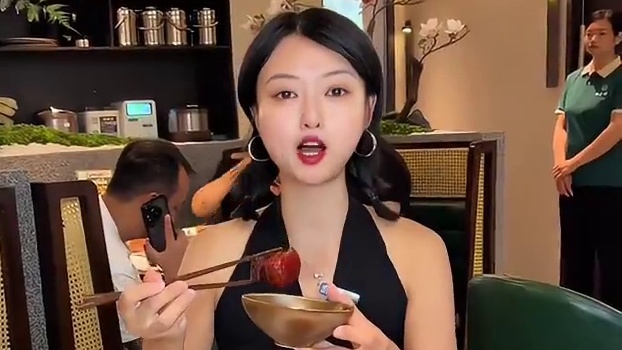 这家主打山里菜，城里卖，就是湖滨路这家新开的山合财土菜馆，装修全是用实打实的果蔬、土蔬菜营造出清爽又