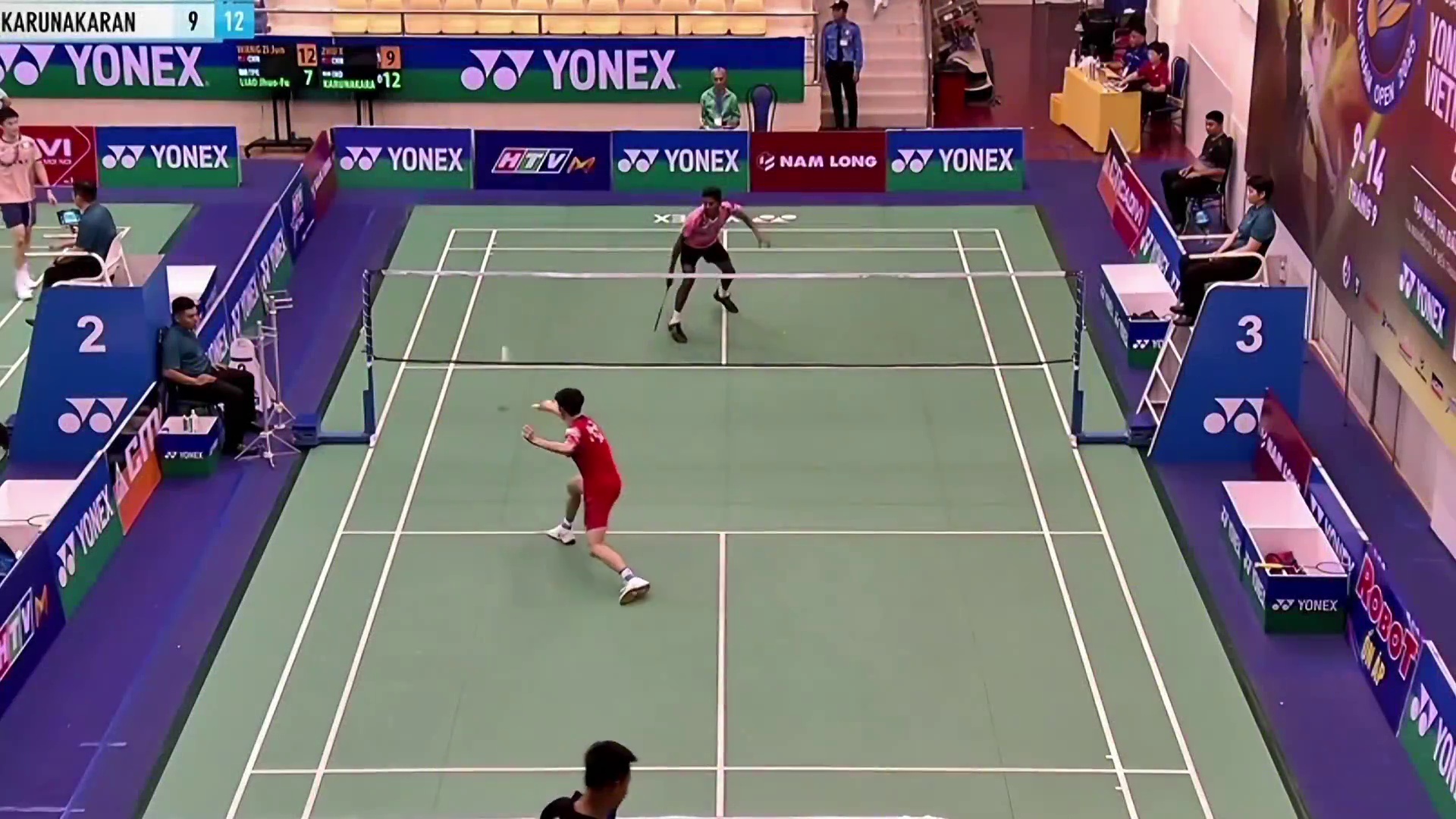 朱轩辰出色的防守反击能力，在次局展现出压倒性优势，以21-16的比分成功晋级