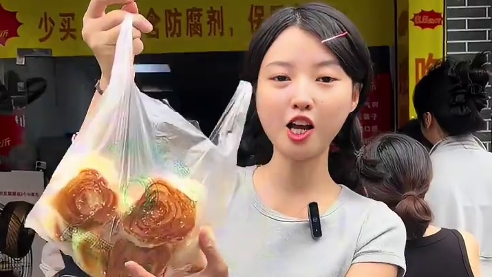 你们小时候喜欢吃的烤馍馍现在大北街也有咯，7.8️一斤！就是这家麦小屯蜂蜜多味小面包 #眉山 #烤馍