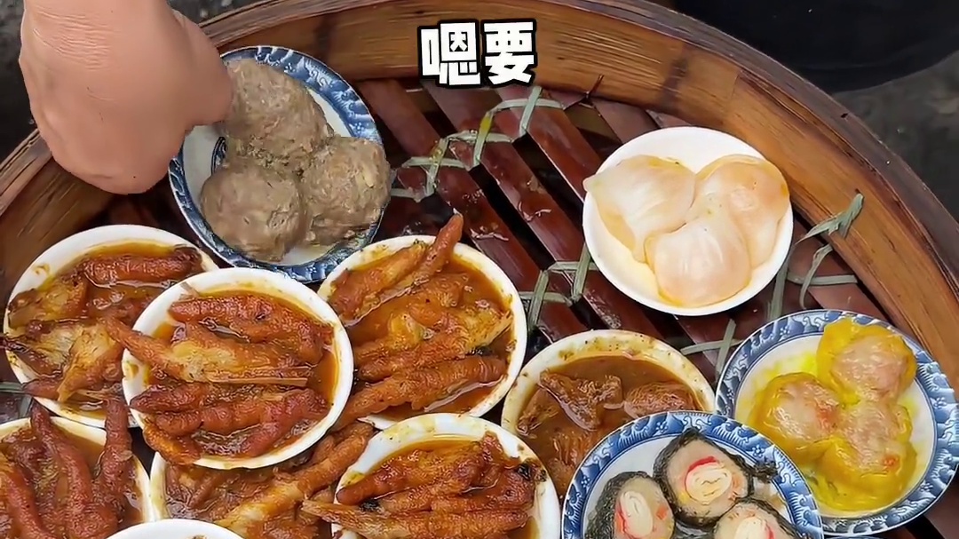 广东市场里的地摊早茶！6元一份香迷糊‼️#需要大声安利的烟火气美食 #心动打卡指南 #交出你的宝藏小