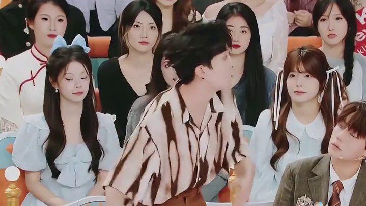 黄子弘凡：他们不会以为我是服务员吧