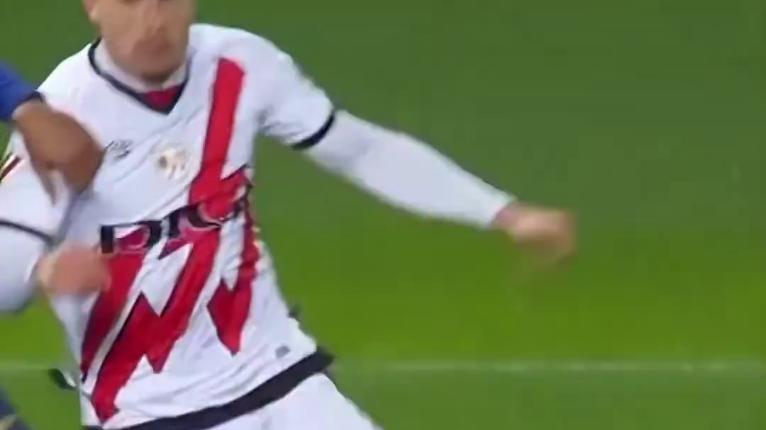 先给对方腿铲开才控住球，要是禁区内就var点球了