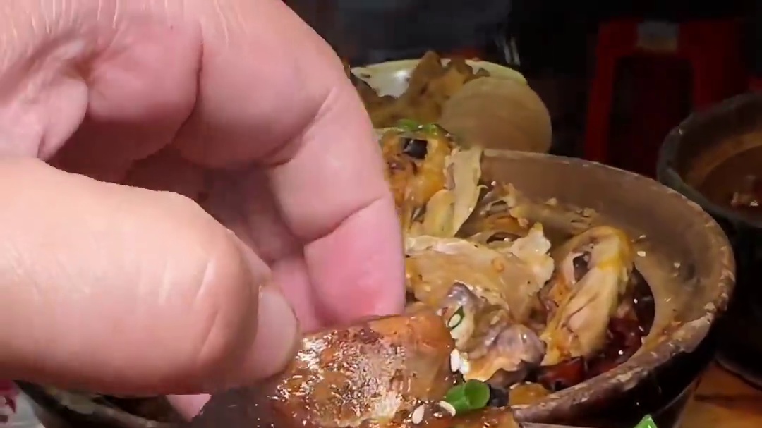 老成都原始的砂锅川菜，淋油后就更香了