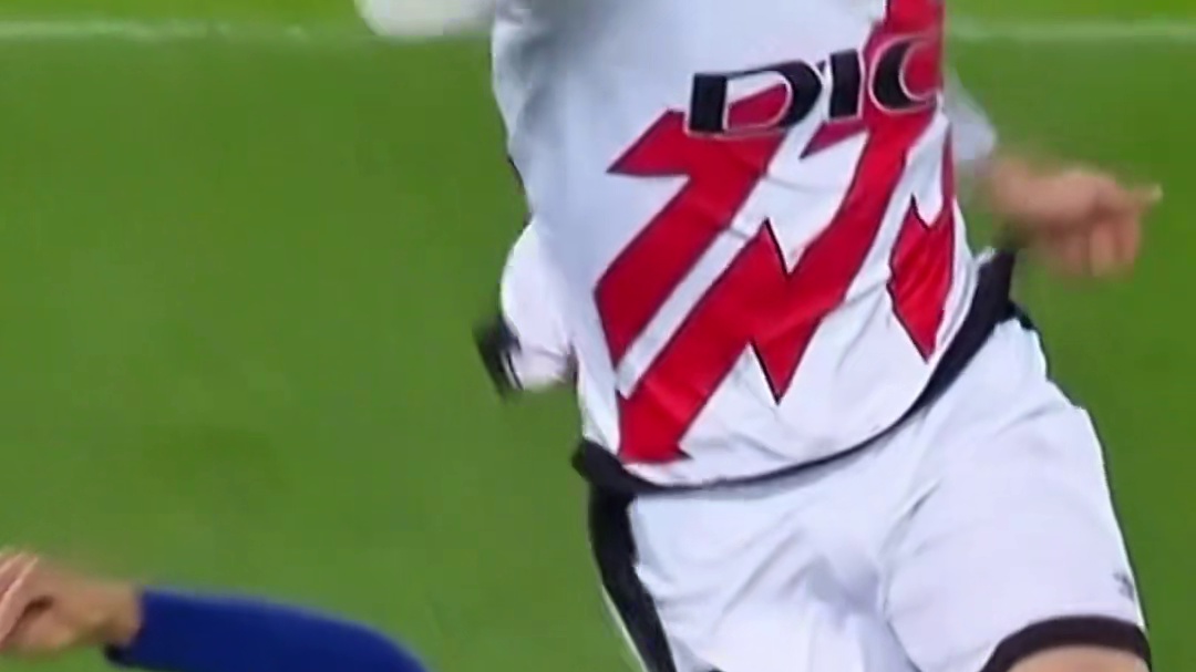 先给对方腿铲开才控住球