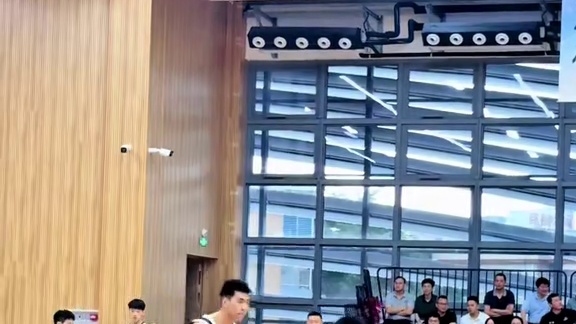 第二次在咱们镇区见到宏远队.人低调有实力,宏远青春风暴张文逸，未来可期！#广东宏远男篮 #实战篮球 