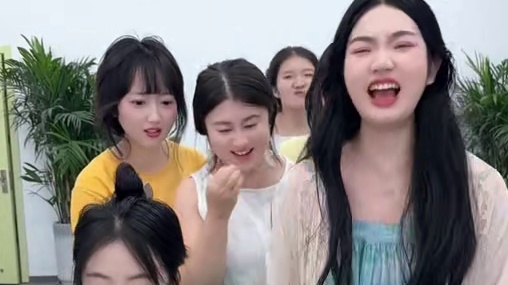 立瓶子吃榴莲哈哈 #脑洞大开 #搞笑 #办公室搞笑