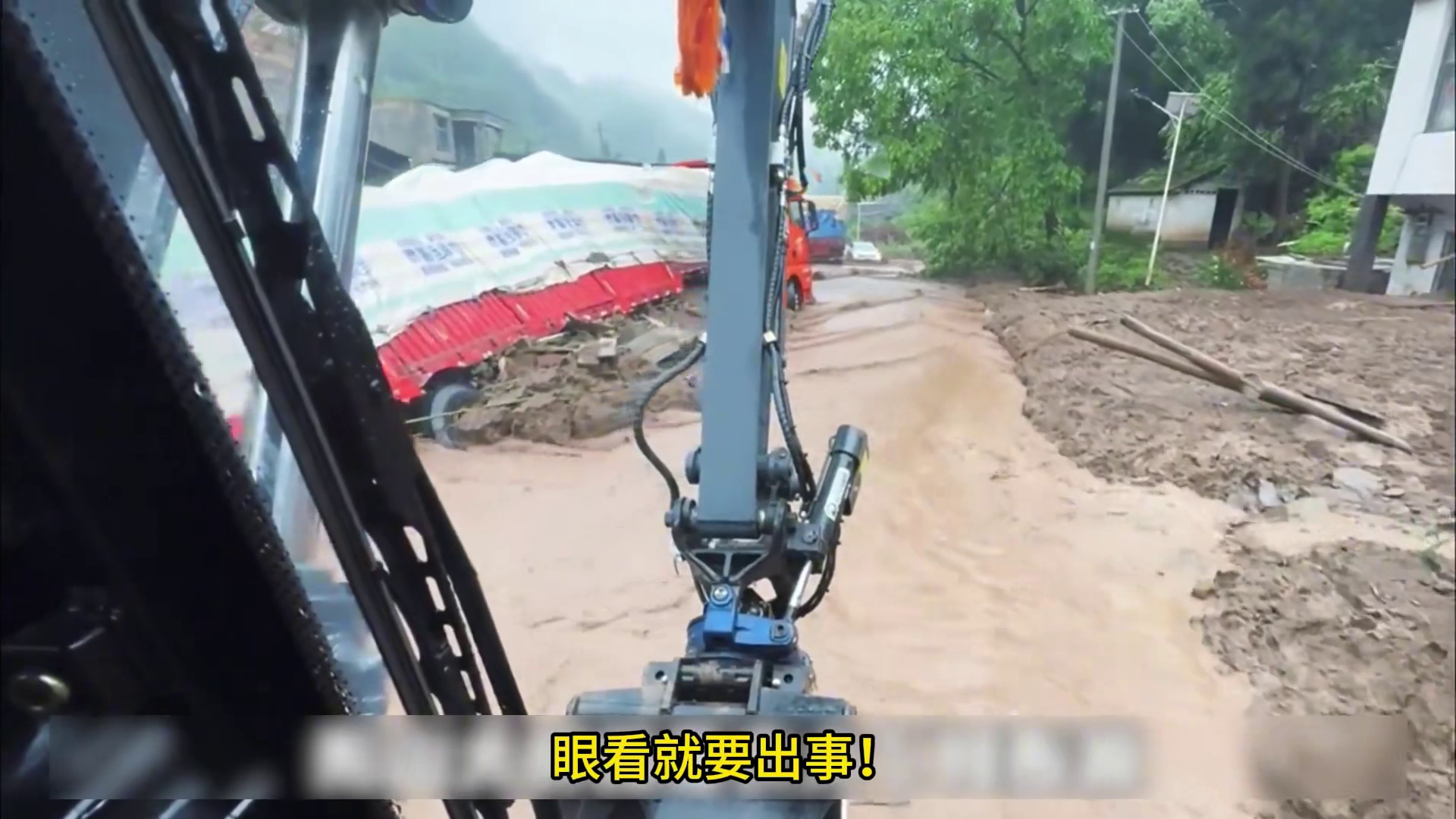 挖机小河遭贵州交警“拦”！云南：过年别想出省！ 