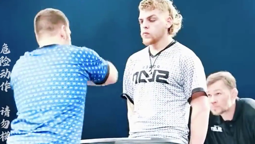 这是一场独特的比赛，选手需用手掌狠狠拍打对方脸部