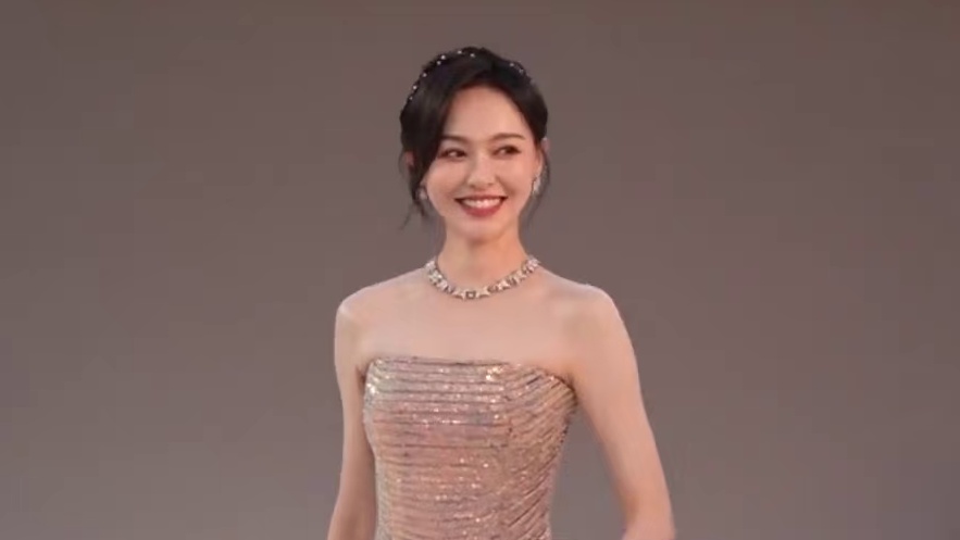 #唐嫣金熊猫盛典红毯 #唐嫣 #金熊猫盛典 红毯直拍来了！她也凭借#繁花 中对汪小姐极致的塑造提名了