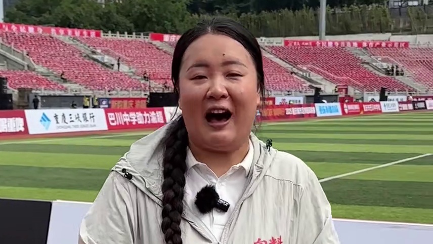 胖妹今天带着向料来到渝超揭幕赛的现场，看今天哪一个队能拿下首杀！#渝超 #渝超联赛 #向料 #202