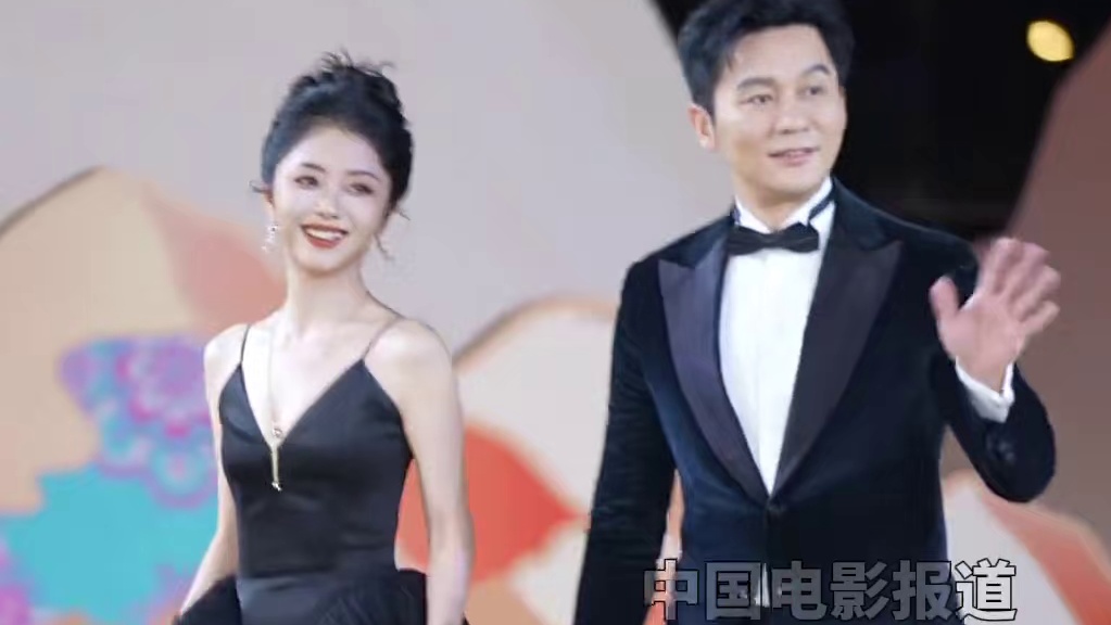 #李晨 #谭松韵 一起亮相#金熊猫盛典红毯  谭松韵还被台下影迷称呼李晨为“大水牛”给逗笑了#金熊猫