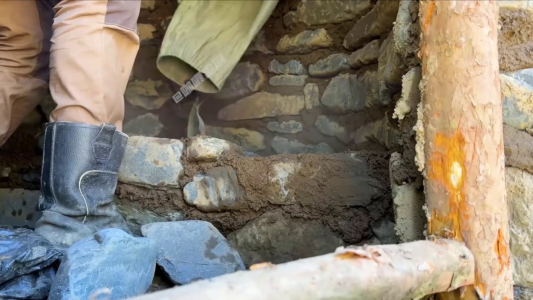 男人用2000块石头堆出豪宅，将天然巨石改造成几十平的完美庇护所#荒野建造 #野外生存 #纪录片 #