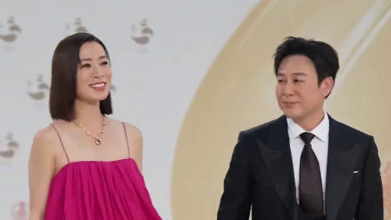 #张颂文佘诗曼一起走红毯 #张颂文 #佘诗曼 一起亮相#金熊猫盛典红毯 #金熊猫盛典