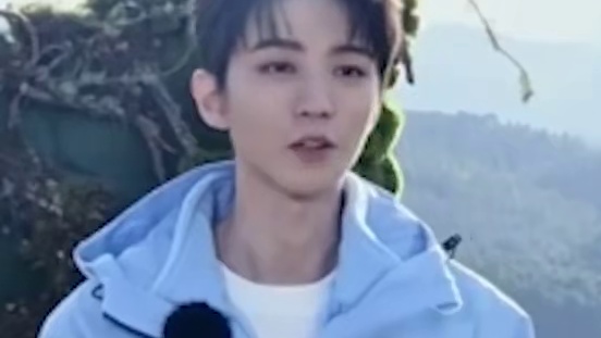 王俊凯和小螃蟹的奔赴从不是单向的，是以真心换真心的选择#王俊凯把冲锋衣穿明白了 #初秋和山野共赴王俊