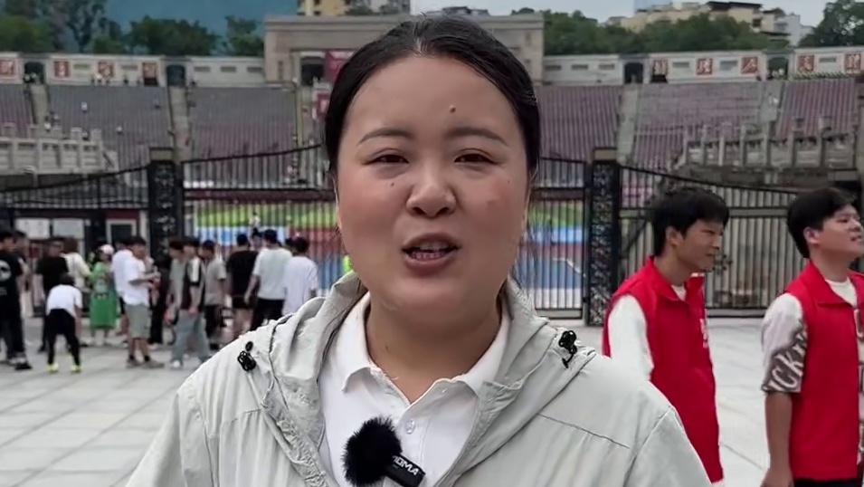 胖妹来到渝超现场啦！你们觉得今天哪一个队能拿下首杀！#渝超 #渝超联赛 #向料 #2025重庆城市足