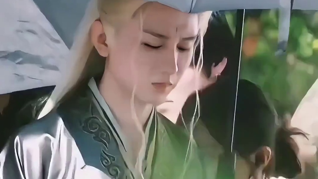 为何成毅拍戏黑伞成“必备饰品”？本以为怕泄密，一段路人视角才知是移动保护伞 #成毅  #赴山海  #