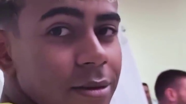 亚马尔给队友展示与女友的合照#足球