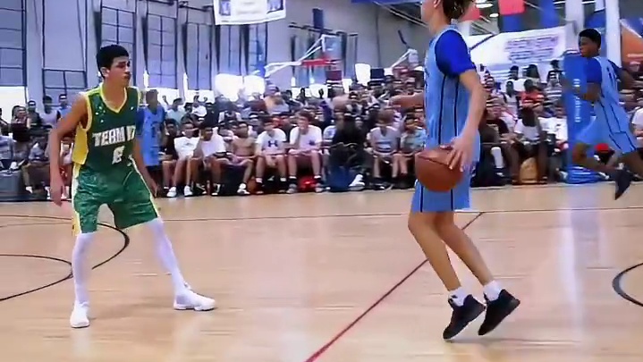 爆炸头时期的三球！在球场堪称降维打击！进三分如喝水