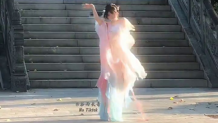 她在远方等你#古风 #古典舞 #舞蹈 #大美女朱王欣逸编舞