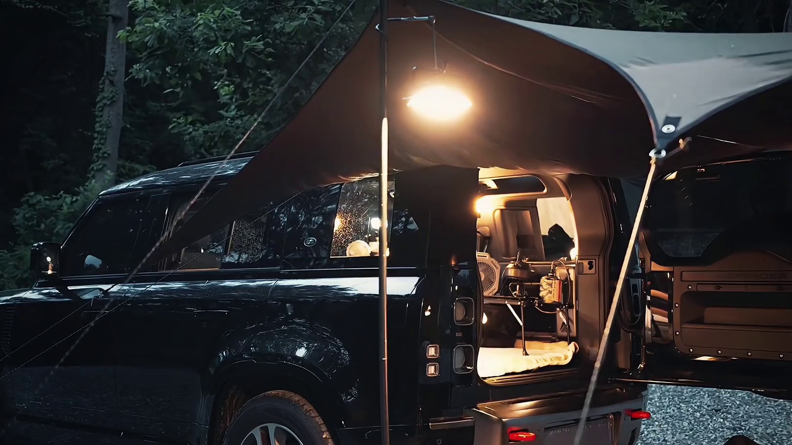 第1集：天幕帐篷搭配房车，在暴雨中露营，户外生活太惬意