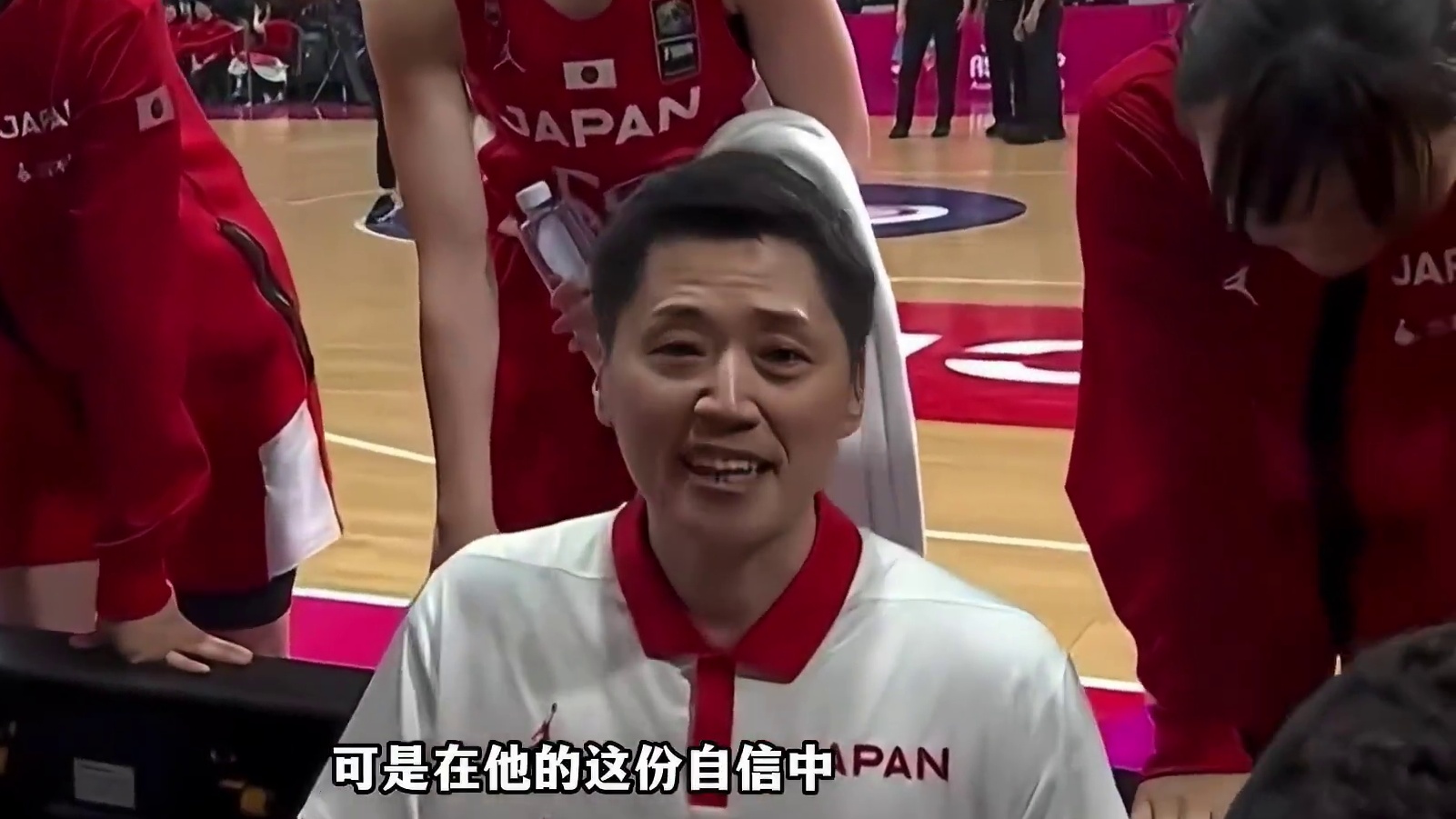 不掏战术板还笑嘻嘻！小日子主教练什么水平？