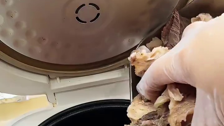 这样炖出来的牛腩很美味哦，放一颗猕猴桃真的绝了，软烂入味特别多汁，拌一点米饭真的巨好吃#电饭煲美食 