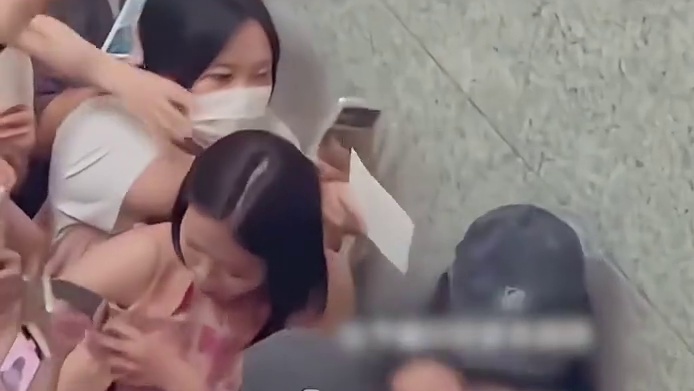 张予曦 在机场被粉丝和私生堵到角落