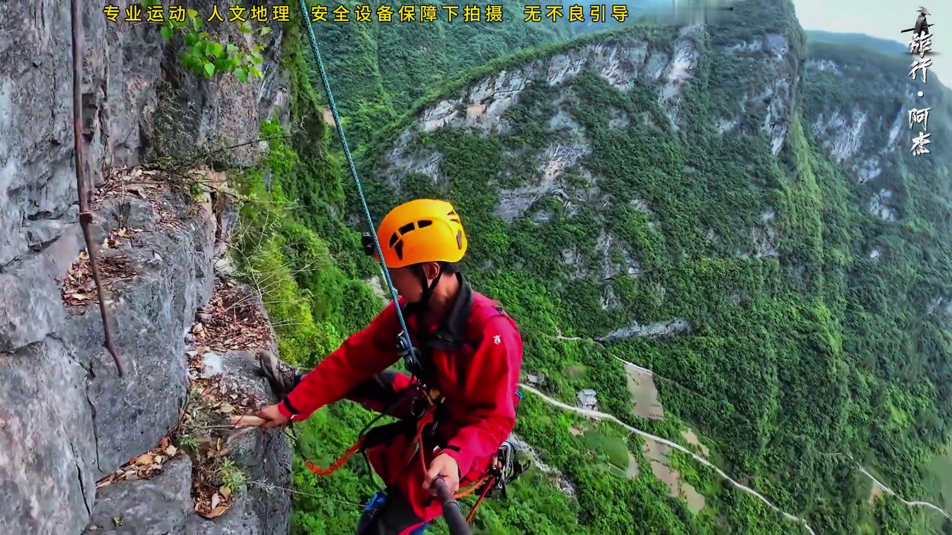 悬崖之间发现神秘小门洞，哪知道内部另有乾坤，简直不可思议！ #旅行阿杰 #野外生存