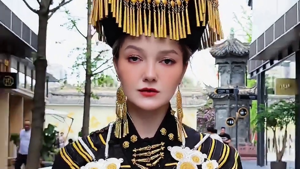 把中国美带向国际！第一次穿彝族衣裳、吃大凉山味道，这份心动正好应了那句“万万次心动，大凉山自有答案”