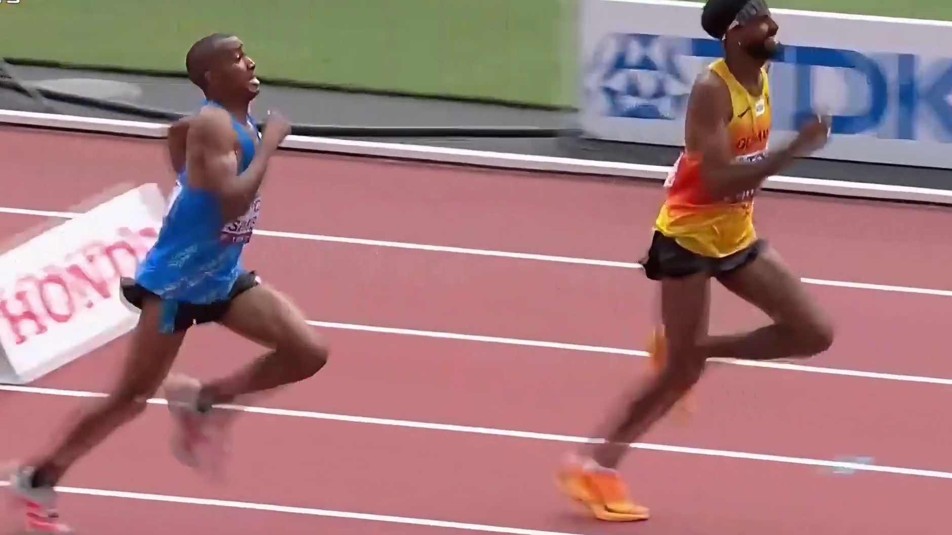 这是百米还是马拉松？世锦赛马拉松神奇剧情：冠亚军几乎同时撞线