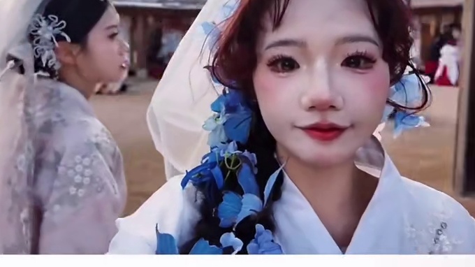 在民俗园穿韩服当朝鲜在逃公主
摄影师是互相嫌弃的彼此
（拍出300张虚焦照片但莫名快乐）
回头率满分