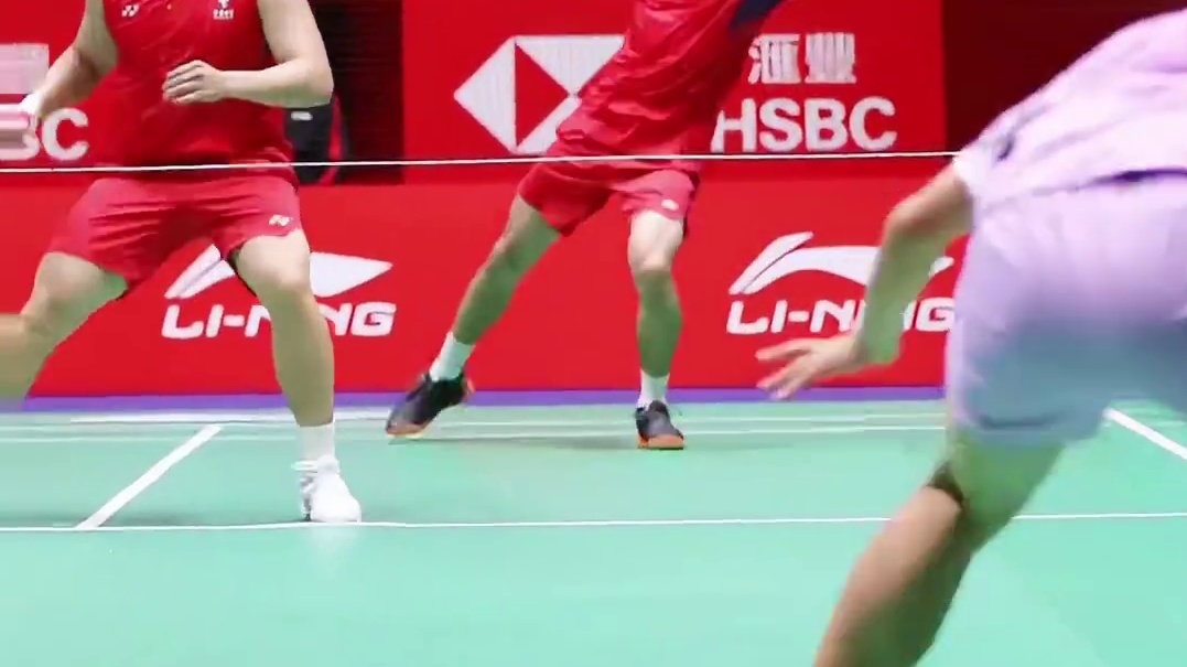 梁伟铿 王昶2-0黄荻 刘阳，强势晋级四强！带你们看梁王组合第一视角杀球的暴击