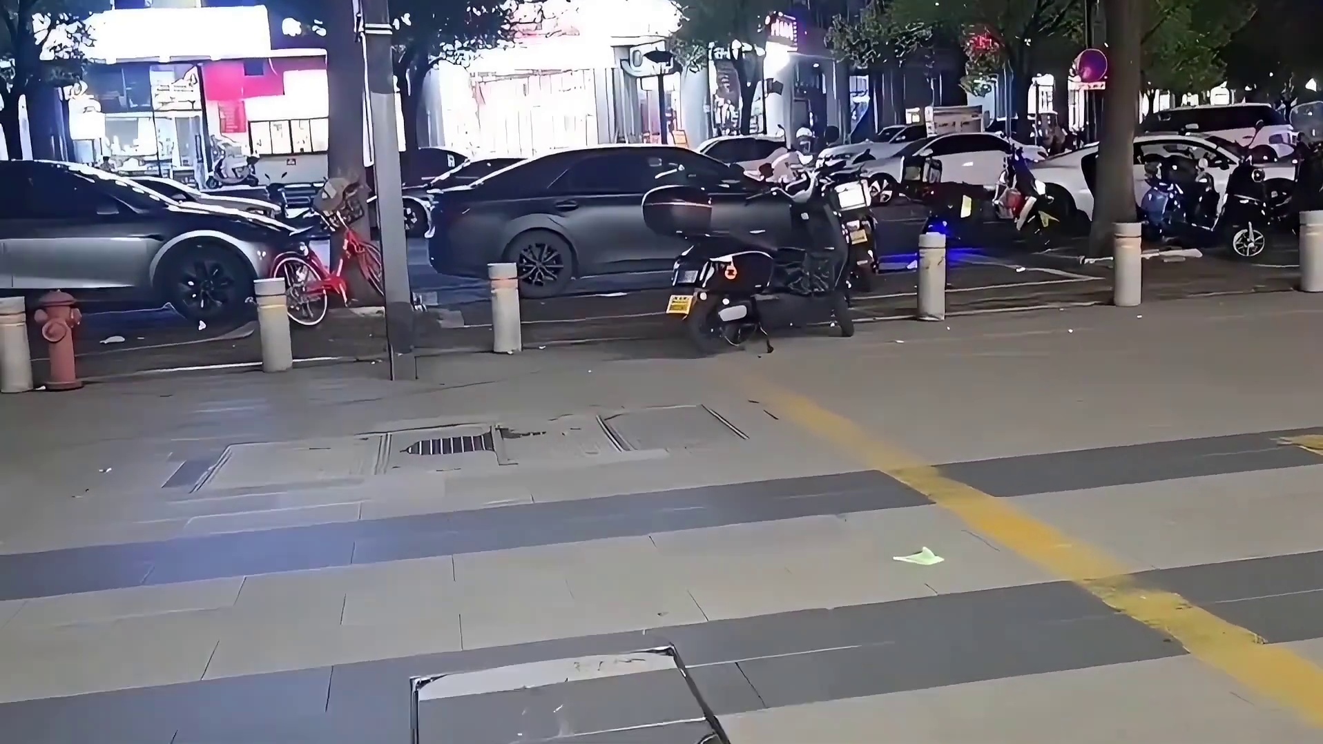 虎子一脚误伤小岩被小岩弟弟上门说理，小酷帮忙平节奏！