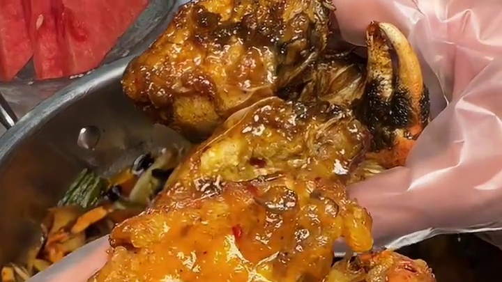 幸福就是和好朋友一起吃鲜捕船蟹