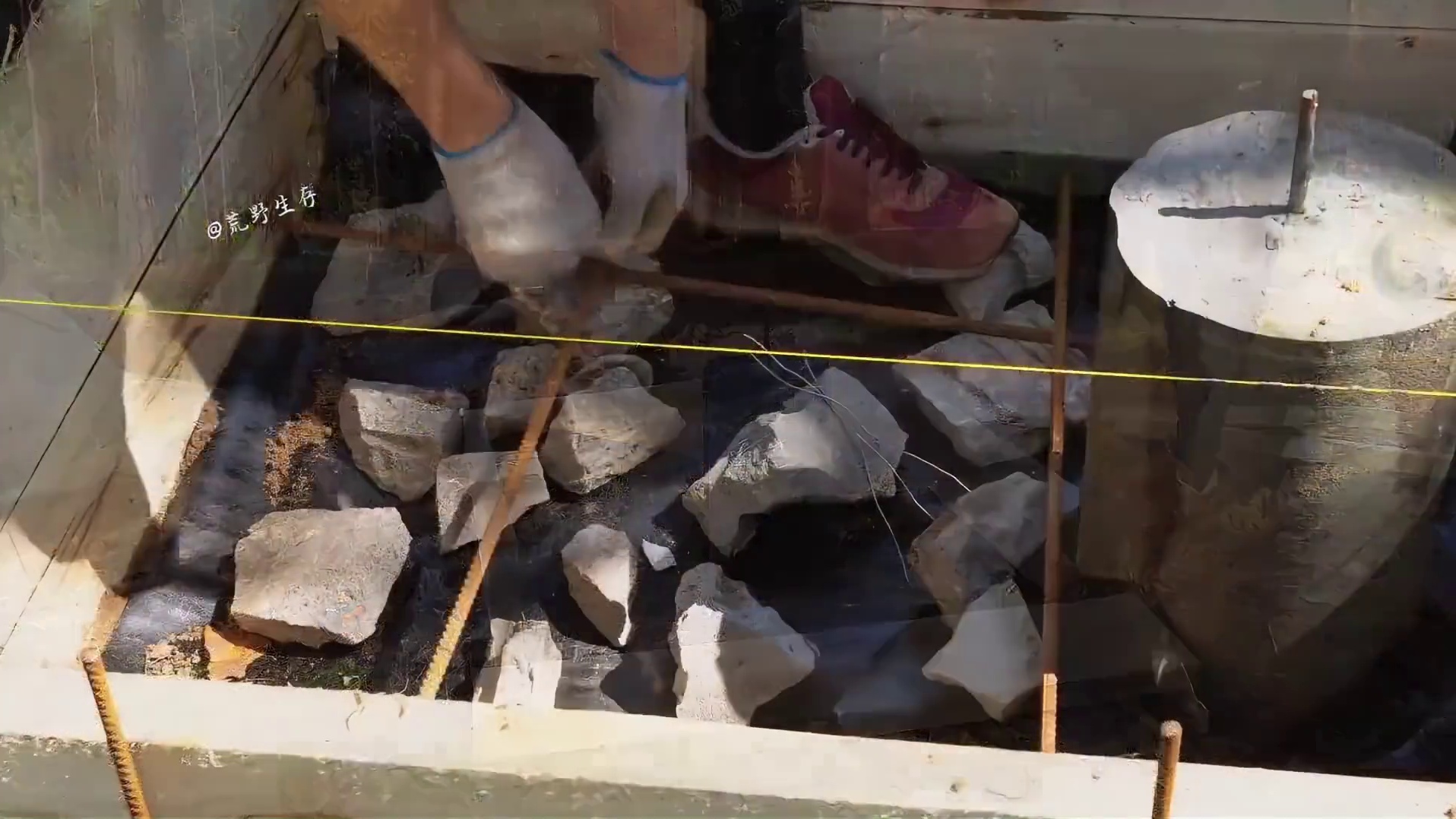 男人为了老有所依，竟然跑到野外徒手打造一座木刻楞别墅！ #野外建造 #解压助眠 #荒野建造