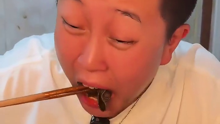 牛油浓郁，底料醇香，这才是正宗重庆牛油火锅味道！#重庆 #火锅底料 #谁懂这一口的好吃程度 #吃货日