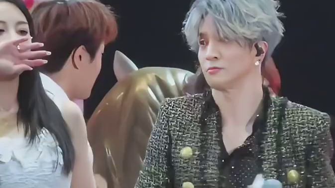 薛之谦演唱会吃纸看似护食，实则很暖心